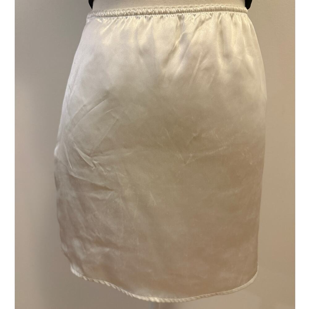 Commense silky white mini skirt with lining and lace trim